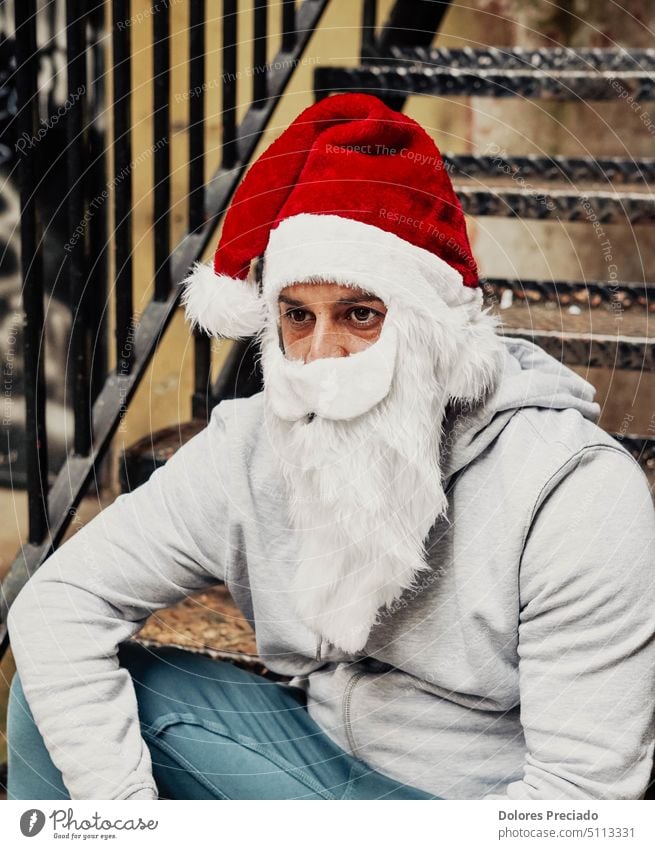 Obdachloser Weihnachtsmann trinkt Wein und durchwühlt Mülltonnen Alkohol alkoholisch böser Weihnachtsmann Vollbart Betteln Flasche brutal Kaukasier Feier