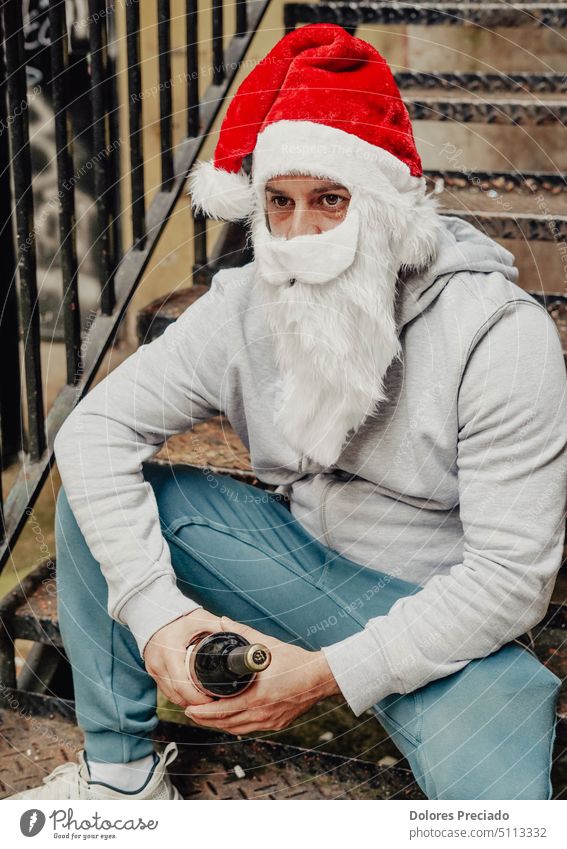 Obdachloser Weihnachtsmann trinkt Wein und durchwühlt Mülltonnen - ein  lizenzfreies Stock Foto von Photocase