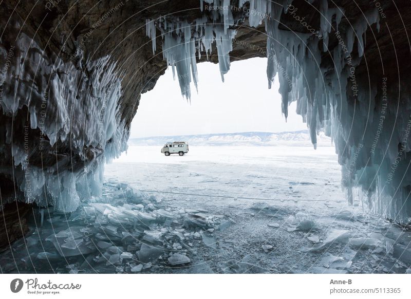 UAZ-Gelände-Minibus (Kastenbrot) auf dem Eis des Baikalsees, fotografiert aus einer Eishöhle eisig Sibirien Russland Sibirischer Winter Geländewagen-Kleinbus