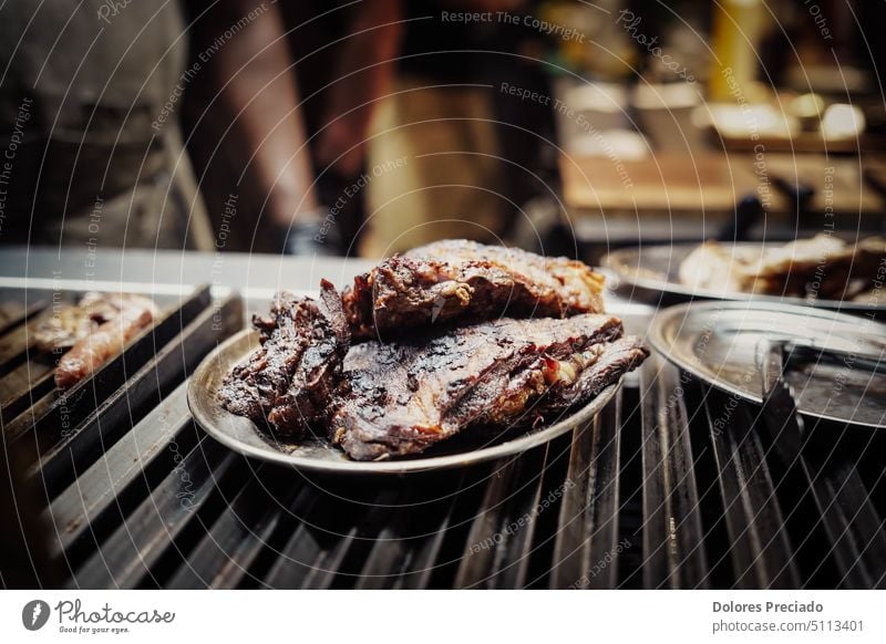 Exquisite Rindfleischstücke in einem argentinischen Steakhaus angus Hintergrund Barbecue grillen Beefsteak schwarz Knochen Metzger hacken Koch Essen zubereiten
