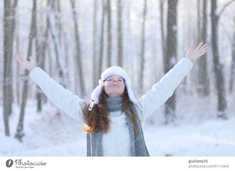Der verschneite Wald direkt vor der Haustür | Orte, die etwas bedeuten Porträt Mensch Frau Jugendliche Junge Frau feminin Außenaufnahme Farbfoto weiß Schnee