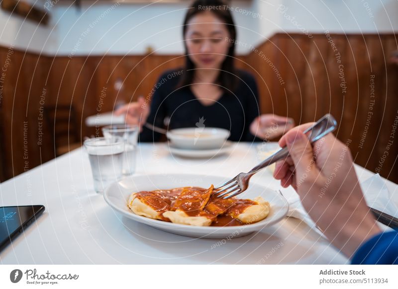 Junge asiatische Frau isst Suppe während des Abendessens mit Kropfmann hungrig Restaurant Paar Lebensmittel Speise Zusammensein lecker jung ethnisch brünett