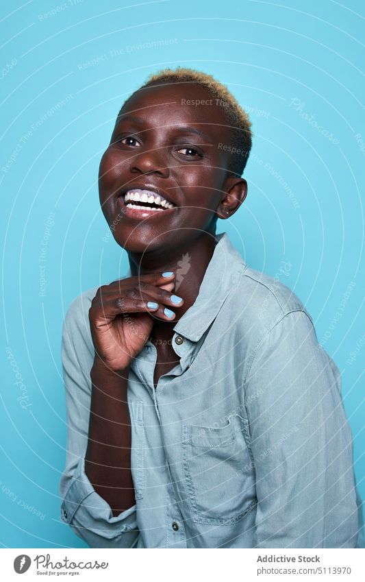 Junge afroamerikanische Frau lachend Lachen Witz Stil Lächeln Glück Model Neigung Vorschein Farbe Porträt hell schwarz Afroamerikaner ethnisch jung Kurze Haare