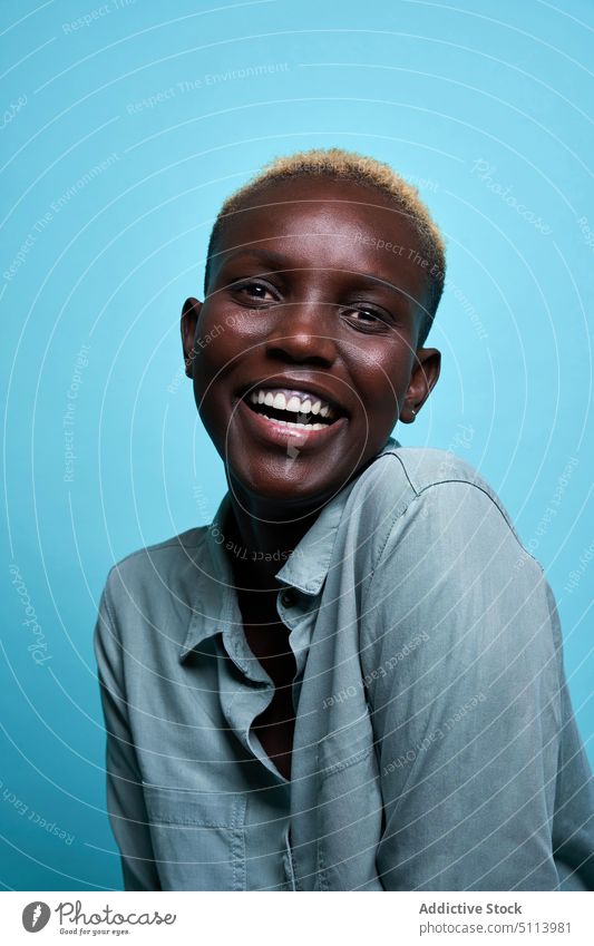 Junge afroamerikanische Frau lachend Stil Lächeln Glück Model Neigung Vorschein Farbe Porträt hell schwarz Afroamerikaner ethnisch jung Kurze Haare blond