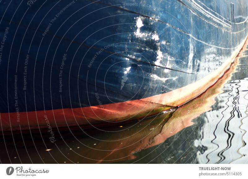 Schiffswand eines alten Lastkahns mit roter Markierung der Wasserlinie, Lichtreflexen und Spiegelung im Fluss Kahn Kontrast Sonnenlicht Schiffahrt