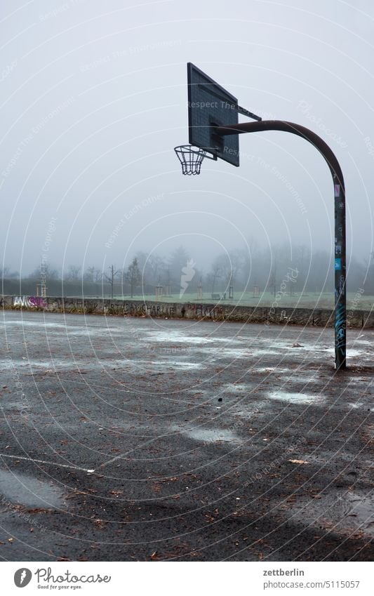 Basketball im Nebel berlin deutschland dämmerung hauptstadt himmel kiez platz skyline stadtbezirk straßenfotografie street photography städtereise szene