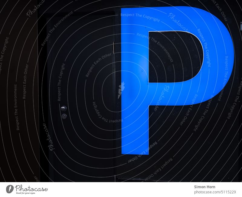 P wie Parkplatz parken Leuchtreklame Typographie Hinweis blau Tiefgarage Parkhaus Stadt Parkdeck Initiale Asphalt Suche Parkmarkierung Verkehr Stadtverkehr