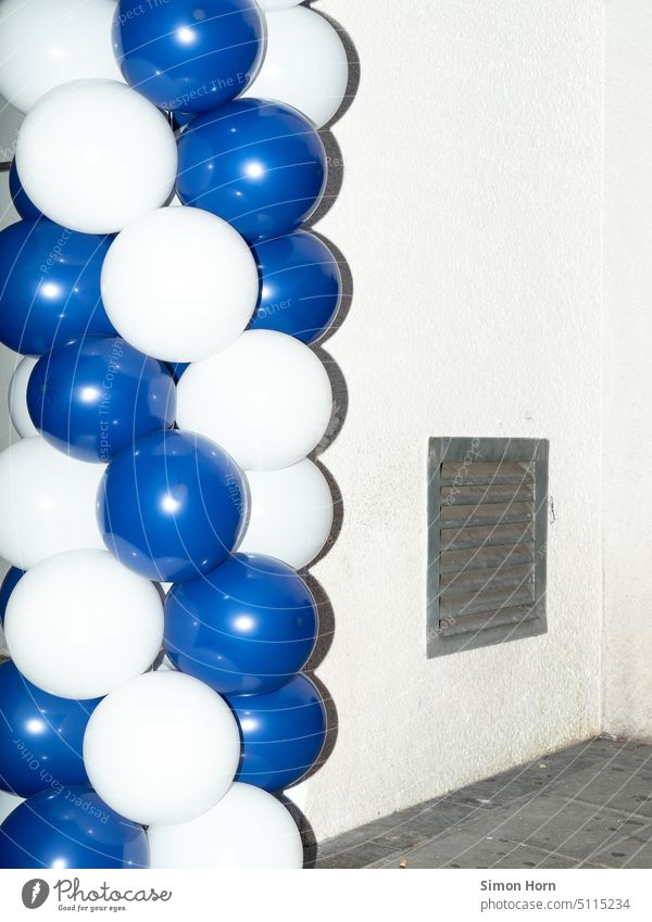 Neueröffnung Luftballon Arbeit & Erwerbstätigkeit Tristesse Business Einzelhandel Fassade Kontrast heiße Luft Vergänglichkeit Lüftung Veränderung Neuanfang