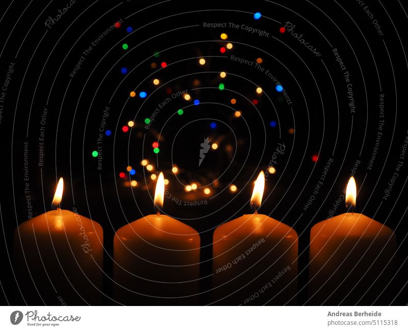 Vier brennende Adventskerzen mit einem bunten Hintergrund aus Weihnachtsbeleuchtung Ball Band Kugel Christbaumkugeln schön hell Kerze feiern Feier Weihnachten