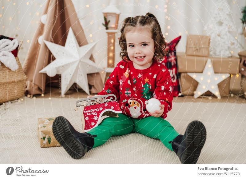 glückliches kleines mädchen zu hause mit geschenken zur weihnachtszeit Kind Mädchen Weihnachten heimwärts Geschenke Glück heiter niedlich 2 Kinder Familie