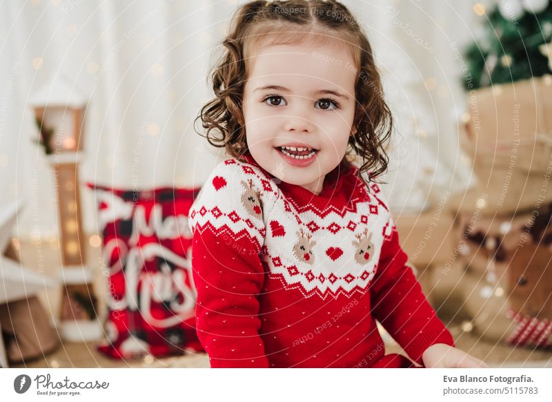 Süßes kleines Mädchen zu Hause zur Weihnachtszeit Kind Weihnachten heimwärts Geschenke Glück heiter niedlich 2 Kinder Familie Dezember präsentieren