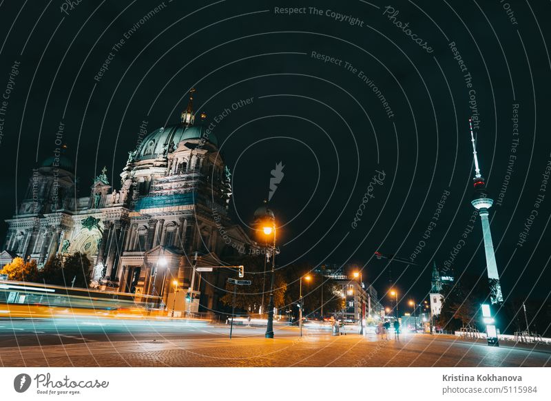 Oktober 2021 - Berlin, Deutschland. Kathedrale - schönes historisches Gebäude Berliner Dom bei Nacht mit Beleuchtung. Stadtbild, Architektur Konzept. Kapital