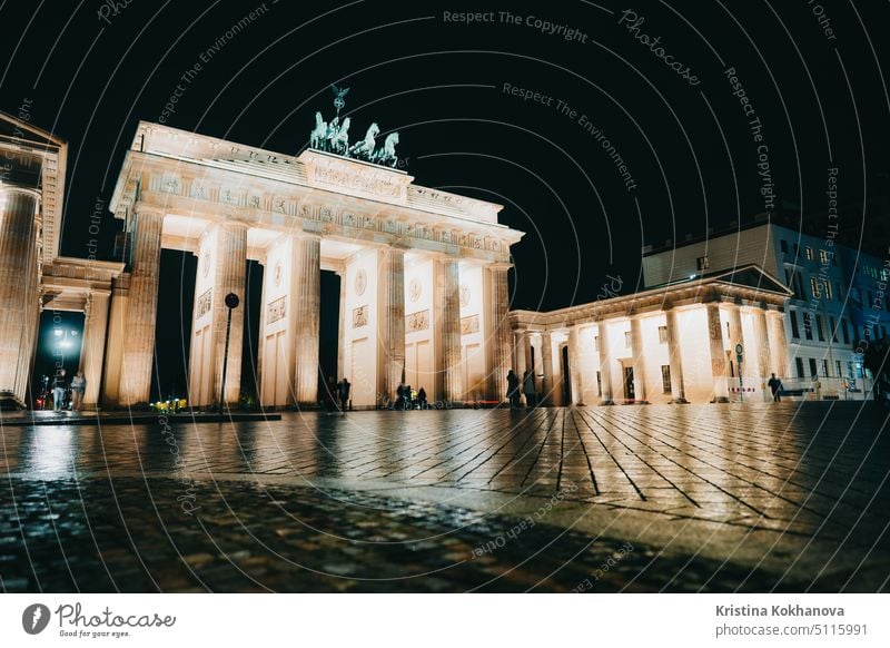 Oktober 2021 - Berlin, Deutschland. Das Brandenburger Tor steht auf dem Pariser Platz. Die Konstruktion ist beleuchtet. Hintergrund ist der Nachthimmel. Gebäude