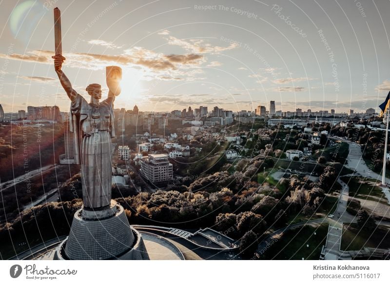 Kiew, Ukraine - September 2021: Luftaufnahme des Mutterland-Denkmals. Drohnenaufnahmen mit Sonnenfackeln. Monumentale Statue in der Hauptstadt. Eine der wichtigsten Sehenswürdigkeiten der Stadt.