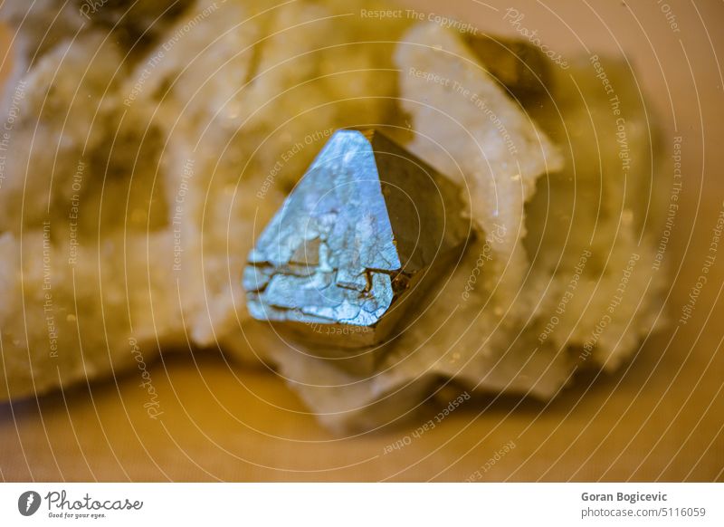 Rohes Mineral Pyritkristall Kristalle Makro natürlich gelb geologisch Probe Oberfläche Textur roh Material Objekt Geologie Felsen Erz Natur Metall metallisch