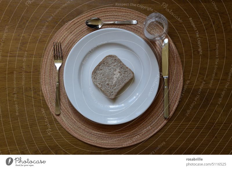 Radikaldiät Wasser und Brot | unnötig Diät fasten abnehmen hungern verzichten Fastenzeit Ernährung ungesund Tischgedeck Verzicht hungrig