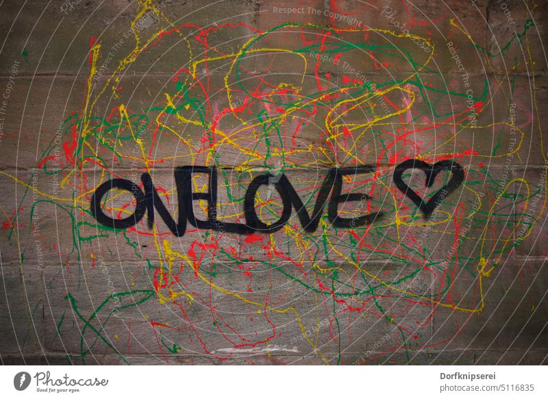 Graffiti One Love mit Herz Kunst Mauer Mauerwerk bunt Wand liebe one love illegal color Colorful schwarz gelb neon grün pink Fassade