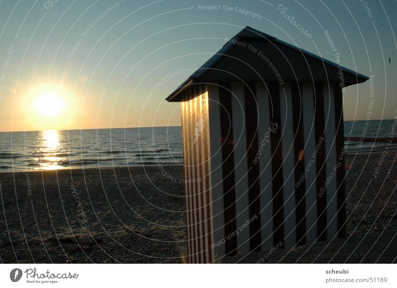Lass uns baden Strand Strandhaus Ferien & Urlaub & Reisen Sonnenuntergang rot weis Dänemark Wasser