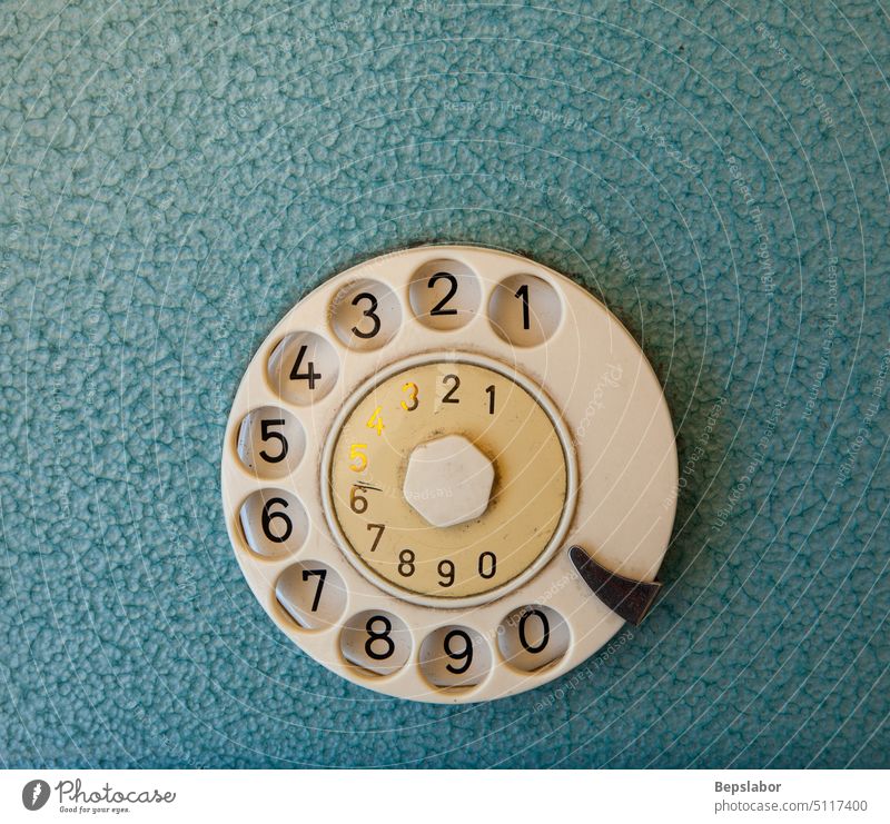 Altes Festplattentelefon Lamelle Telefon Plattennummer Nummer Zifferblatt retro Nostalgie alt veraltet Anschluss rotierend antik Antike verbinden Kontakt