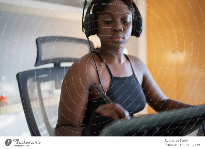 Schwarzer Designer, der Musik hört und ein Grafiktablett benutzt Frau zuhören zeichnen Tablette freiberuflich Projekt benutzend Büro jung schwarz Afroamerikaner