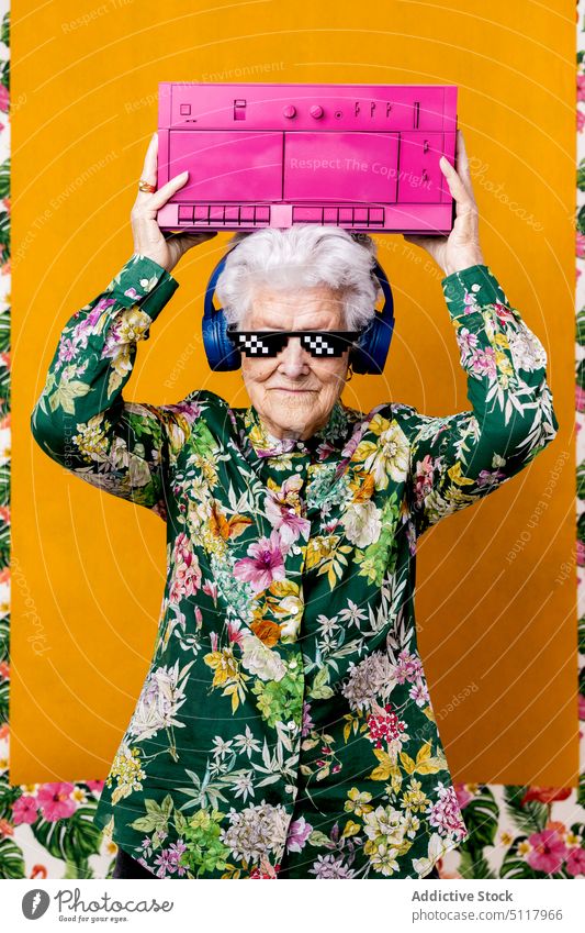 Cool ältere meloman mit Boombox Mockup auf Gesicht Frau cool zuhören Musik führen farbenfroh hell Senior gealtert in den Ruhestand gehen Rentnerin Kopfhörer
