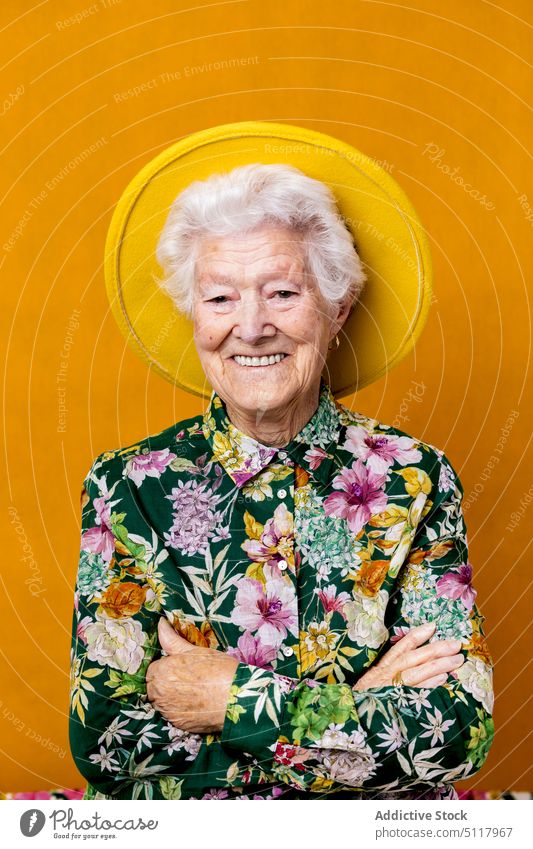 Fröhliche ältere Frau in stilvoller Kleidung Lächeln positiv Stil Vorschein Hemd Hut Porträt farbenfroh hell Senior gealtert Rentnerin in den Ruhestand gehen