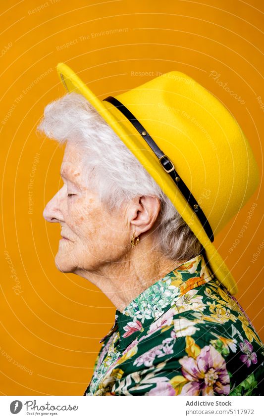 Ruhige Rentnerin mit modischem Hut Frau Windstille Stil Hemd Persönlichkeit Vorschein Porträt farbenfroh hell älter Senior gealtert in den Ruhestand gehen