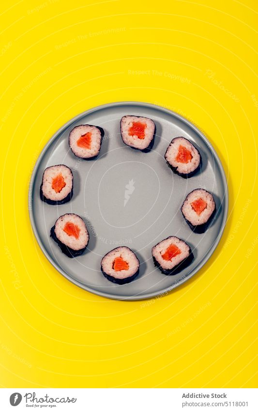 Appetitliche Röllchen mit Lachsreis und Nori auf einem Teller serviert Sushi rollen Sake-Maki Asiatische Küche nori Reis Meeresfrüchte Fisch Japanisch