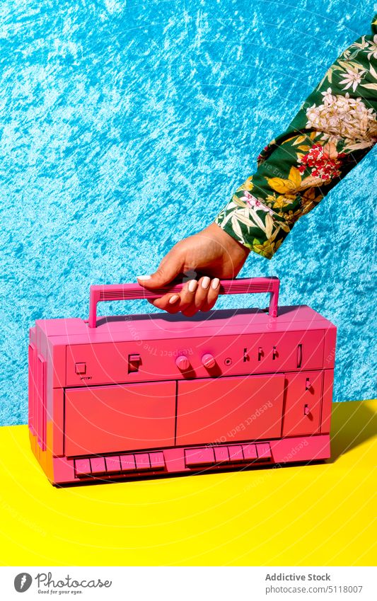 Anonyme Dame mit rosa Kassettenrekorder im Retro-Stil Frau Schreiber Boombox retro Musik Klebeband Schaltfläche altmodisch stereo Gesang jung Hand Multimedia