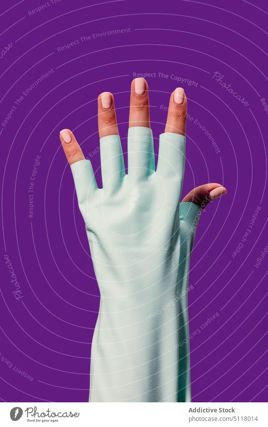Hand der Erntefrau in Gummihandschuhen mit geöffneten Fingern Frau Handschuh behüten verhindern Sicherheit Hausarbeit Konzept Maniküre manifestieren Haushalt