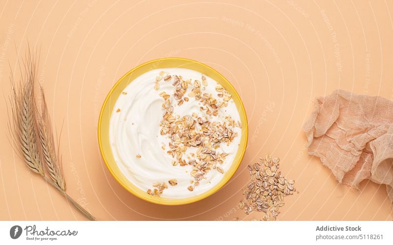 Joghurt, serviert mit getrockneten Haferflocken Bio-Lebensmittel Zerealien Saatgut Rosine Nut Morgen Schalen & Schüsseln süß Müsli knackig Portion trocknen Korn