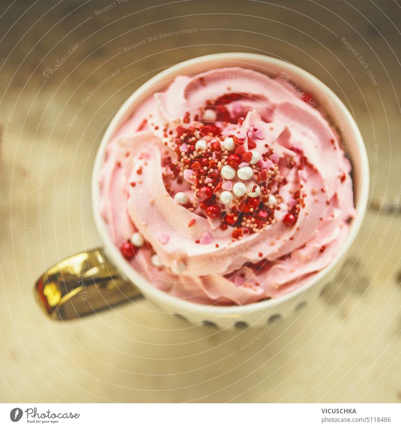Nahaufnahme einer Tasse mit heißer Schokolade mit rosa Schlagsahne und roten Bonbons. Ansicht von oben abschließen Kakao Süßigkeiten Draufsicht Dessert Getränk