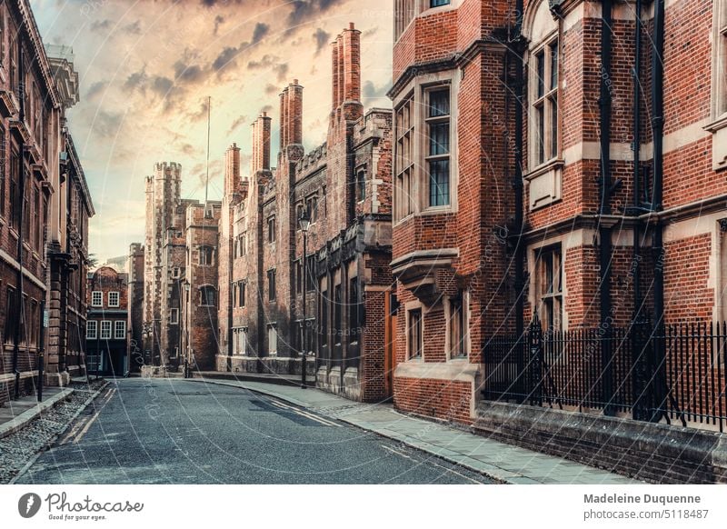 Strasse in der berühmten Universitätsstadt Cambridge in England reisen touristisch attraktion UK Grossbritannien United Kingdom Stadt Backstein Backsteinhäuser