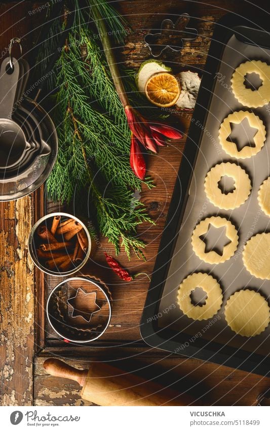 Weihnachtsplätzchen Vorbereitung auf rustikalen hölzernen Hintergrund, Ansicht von oben Weihnachten Keks Draufsicht Kutter Bäckerei Bonbon Zimt rot Tanne backen