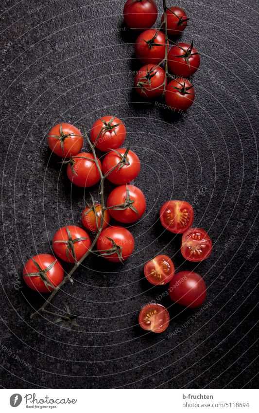 Tomaten auf einer schwarzen Küchenplatte liegen Lebensmittel Gemüse Ernährung Vegetarische Ernährung Bioprodukte Gesunde Ernährung Vegane Ernährung rot