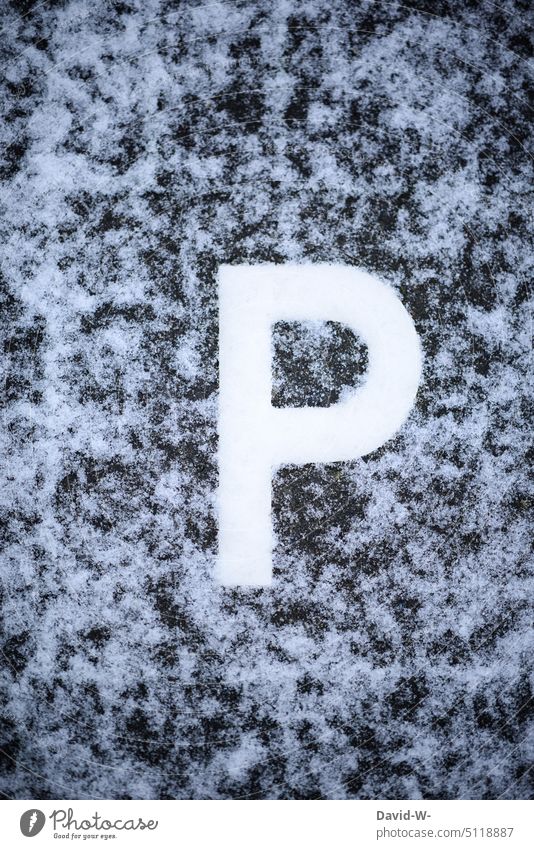 verschneiter Parkplatz im Winter Frost glätte parken Schnee Straße Eis Zeichen Wintereinbruch Wetter Vorsicht
