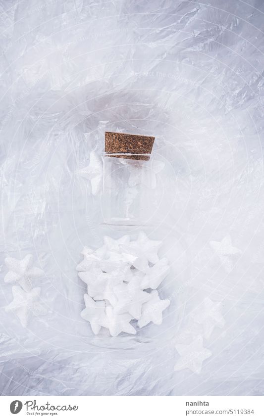Magisches Bild von Weihnachten Sterne im Inneren einer Flasche gegen weißen Hintergrund Zauberei u. Magie magisch Textur texturiert zerbrechlich Trank