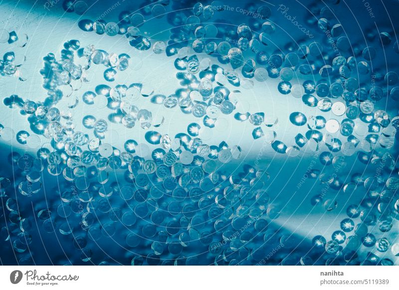 Textur Bild von vielen Diamanten in blauem Wasser beleuchtet von Sonnenlicht als Hintergrund elegant Vermögen Muster Edelsteine Tropfen Überfluss wählen.