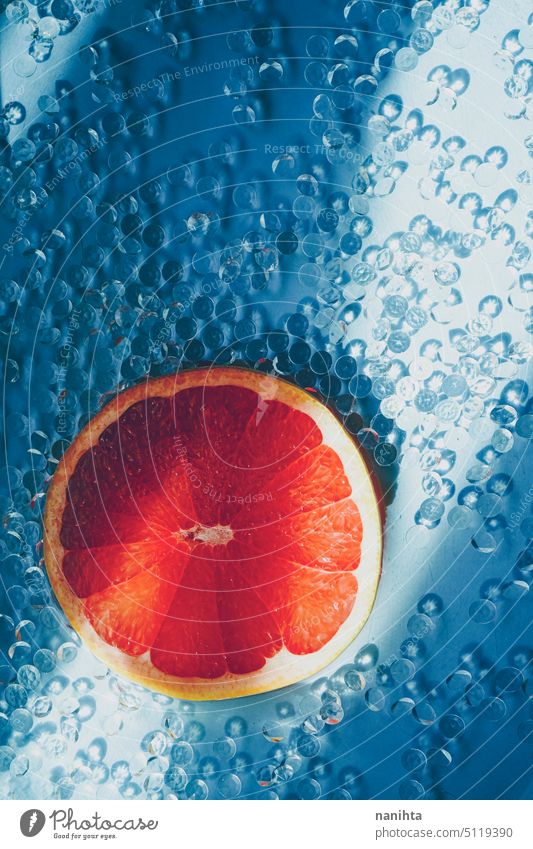 Hintergrundbild einer Grapefruitscheibe vor einem eleganten und frischen blauen Hintergrund einfach Diamant Muster Textur Farbe intensiv Zitronensäure Sommer