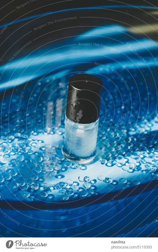 Stillleben Bild einer matten Deckschicht Flasche für Maniküre in eleagnt Hintergrund neu frisch Nägel Nagellack polnisch Diamant Phantasie cool kalt blau