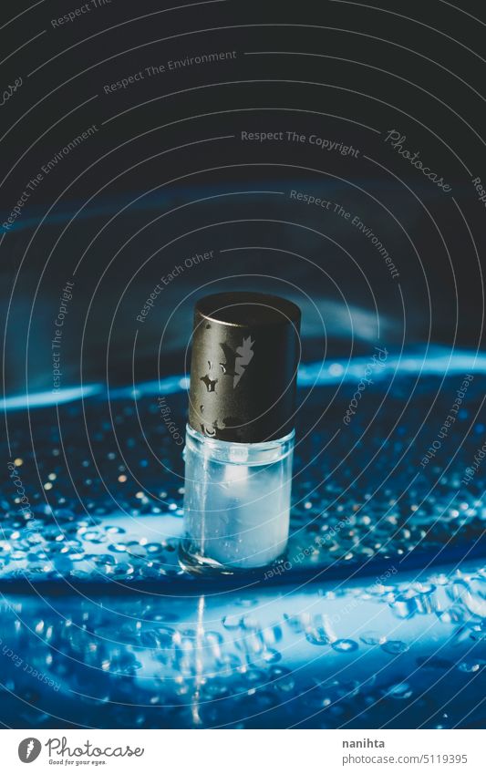Stillleben Bild einer matten Deckschicht Flasche für Maniküre in eleagnt Hintergrund neu frisch Nägel Nagellack polnisch Diamant Phantasie cool kalt blau