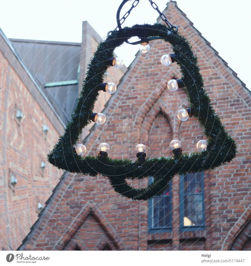 Weihnachtsdekoration in Form einer Glocke aus Tannenzweigen mit Glühbirnen vor alten Gebäuden Weihnachten & Advent Beleuchtung Altstadt historisch Bremen