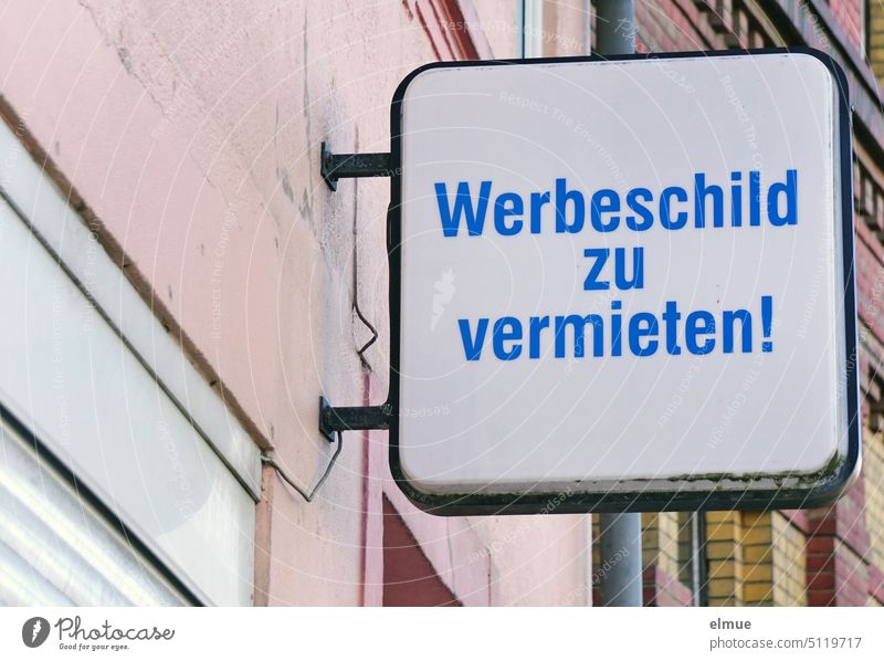 weißes Leuchtreklame Schild mit blauer Schrift - Werbeschild zu vermieten ! -  an einer Hauswand / Werbefläche werben Reklame Reklameschild Blog Produkt