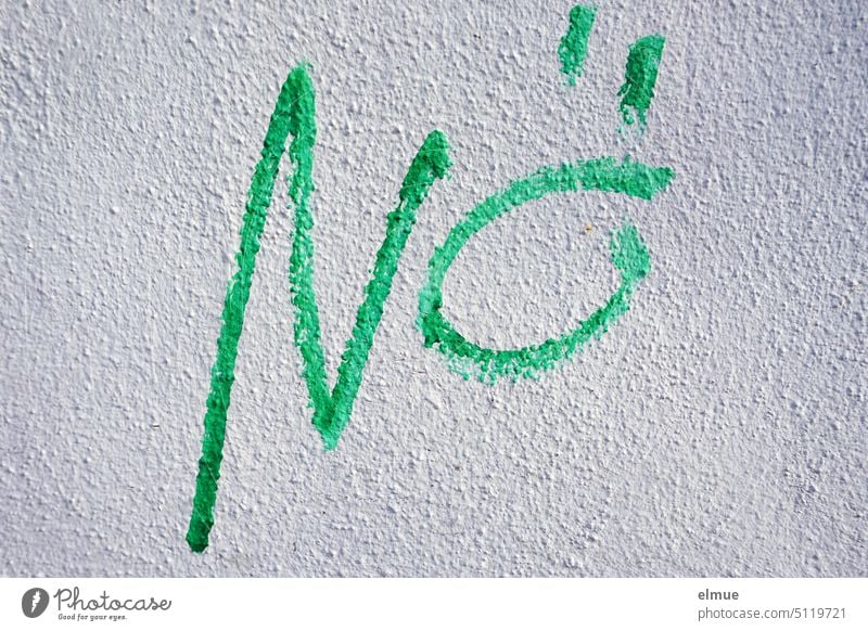 NÖ steht in grün an einer grauen Wand / Absage nö nein nee nie niemals Ablehnung Graffiti Blog Verneinung Hauswand Jugendkultur Schmiererei Fassade Hausfassade