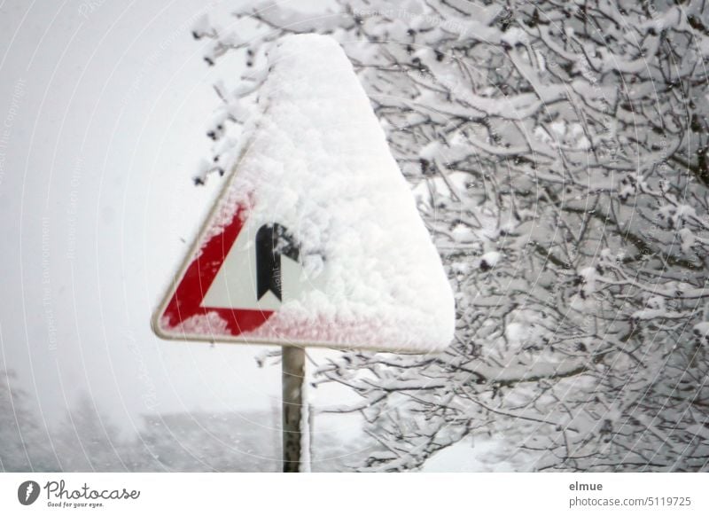 Verkehrsschild - Achtung kurvenreiche Strecke - im Flockenwirbel und teils mit Schnee bedeckt / Winter Straßenschild Verkehrszeichen