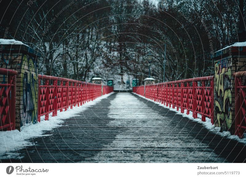 Verschneite und vereiste Fußgänger-Brücke mit rotem Geländer, Perspektive, verschneiter Wald Fußgängerbrücke Weg Ferne Flucht Zentralperspektive Bohlen