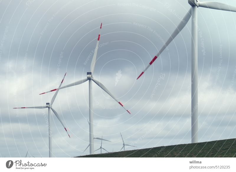 Die Abgase-von-der-Autobahn-Wegschaufler Windräder Windenergie Windkraftanlage Energiewirtschaft Windpark Erneuerbare Energie Windkraftwerk Windkraftanlagen