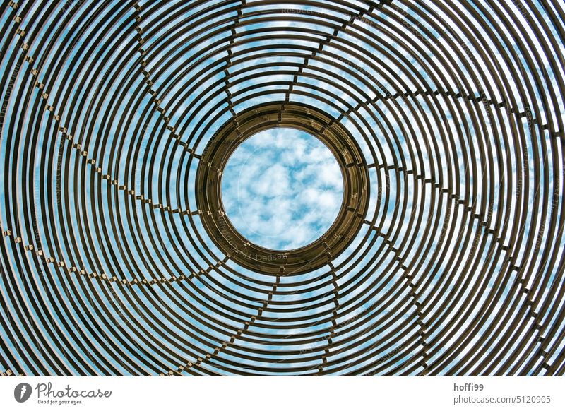 Spiralförmige transparente Kuppel mit aufgelockertem Wolkenhimmel - in der Mitte der Kreis Muster Spirale kreisform rund Öffnung Himmel Quellwolke abstrakt
