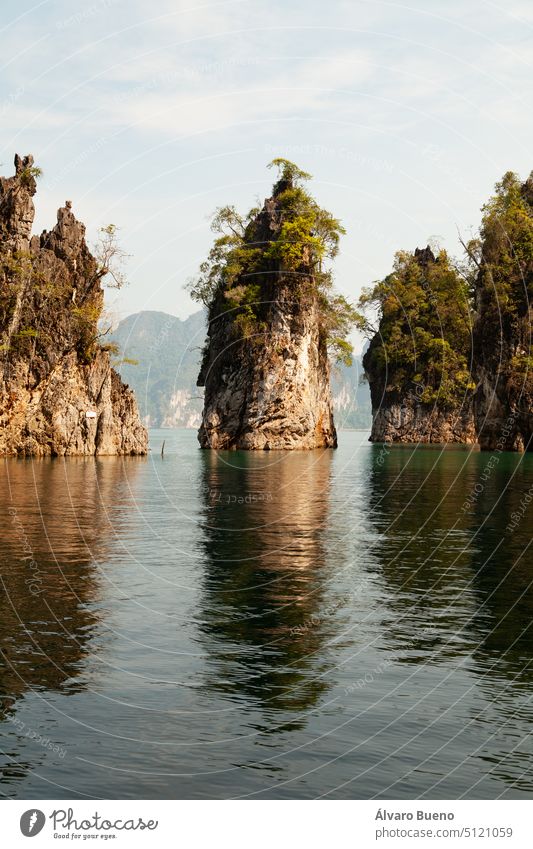 Khao Sam Kloe, ein Traumplatz am Cheow Lan See, Thailand Khao Sok Nationalpark Landschaft Natur reisen Berge Karstformationen Regenwald grün Vegetation Wasser