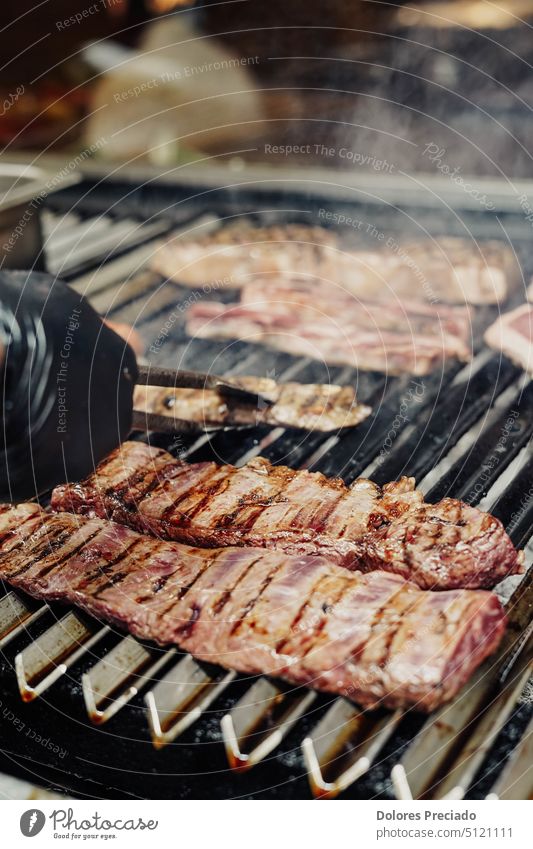 Rindfleisch der Spitzenklasse in einem argentinischen Steakhaus angus Barbecue grillen Grillrippen Beefsteak schwarz Knochen Metzger hacken Koch